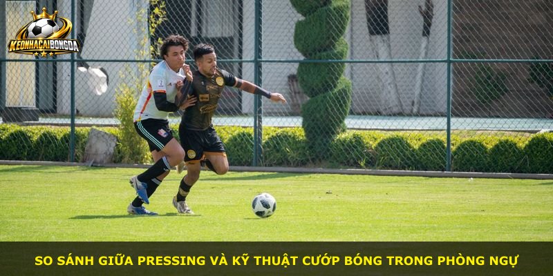 So sánh giữa pressing và kỹ thuật cướp bóng trong phòng ngự